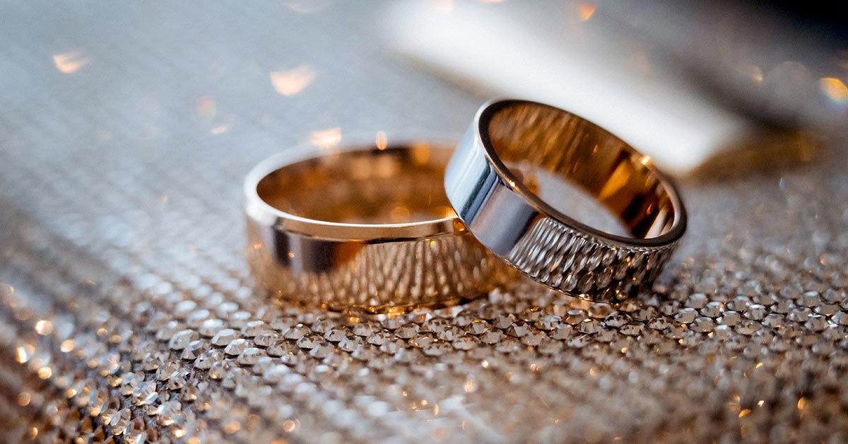 Aidon kullan tunnistaminen leimojen, painon ja testien avulla