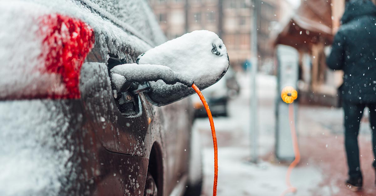 Sähköauto latauksessa pakkasella Suomen talvessa