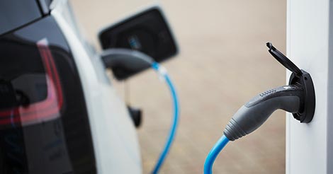 Sähköauton latausasema kotiin – asennus, teho ja käyttö